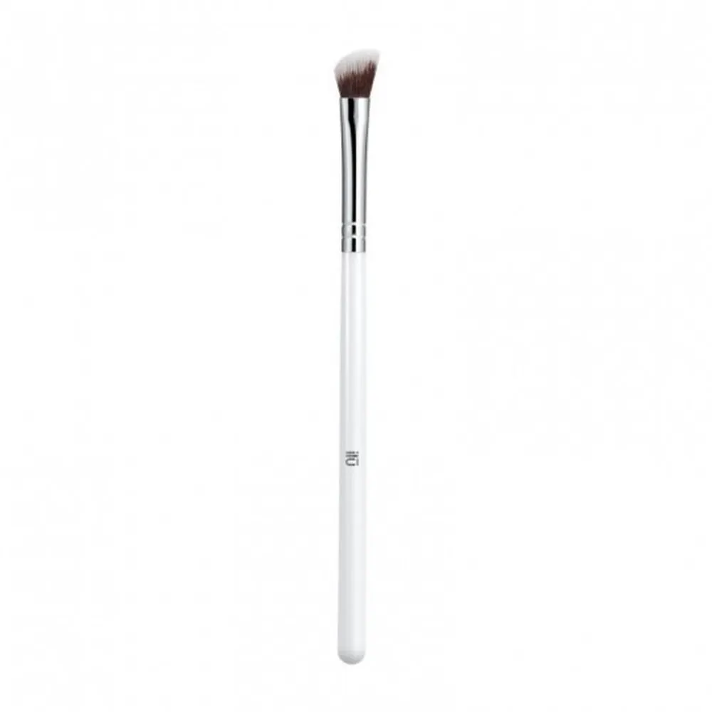 ILŪ Angled Eyeshadow Brush 417