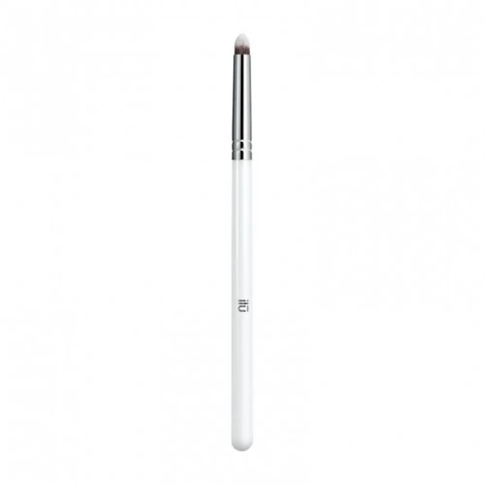 ILŪ Precision Smudge Brush 425