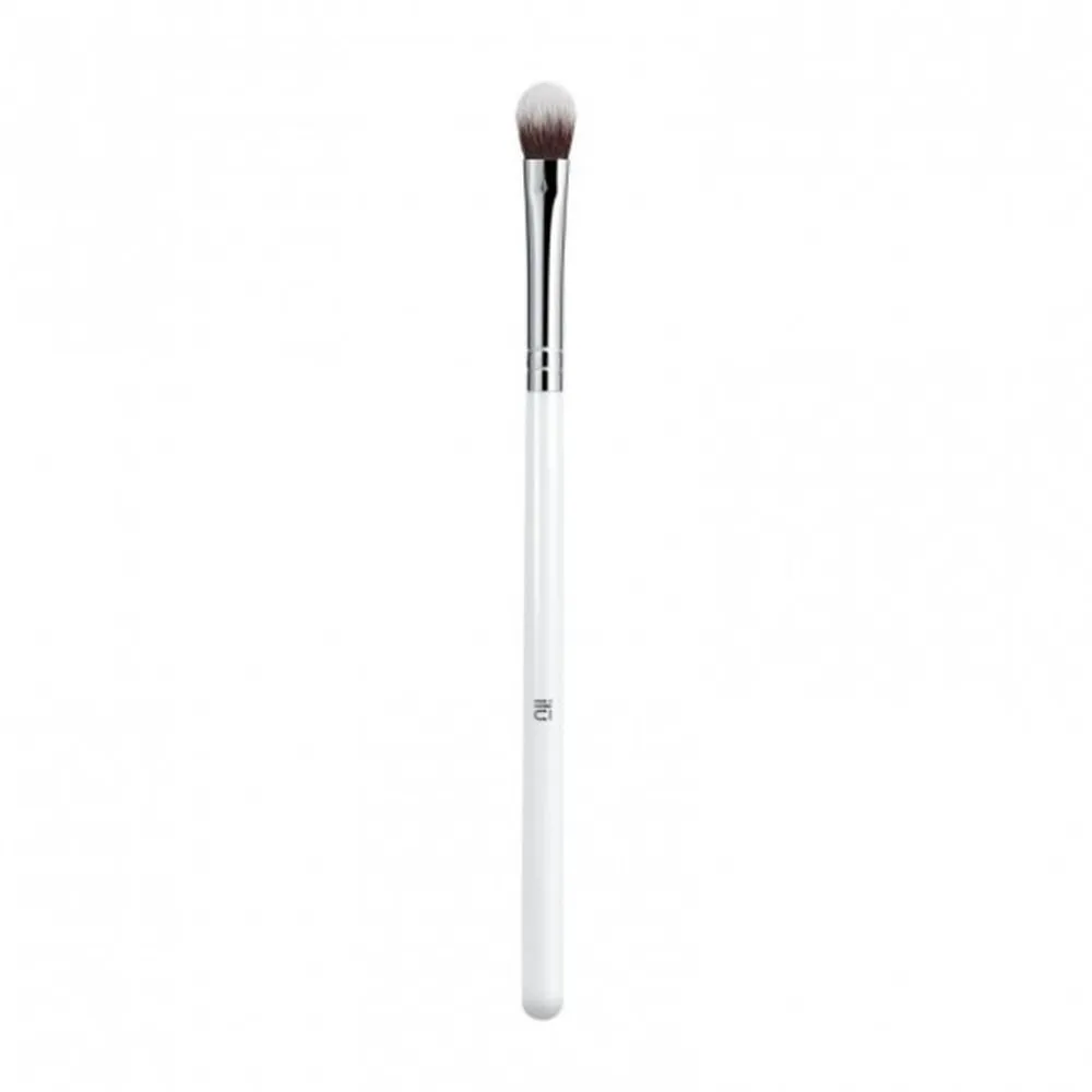 ILŪ Medium Eyeshadow Brush 413