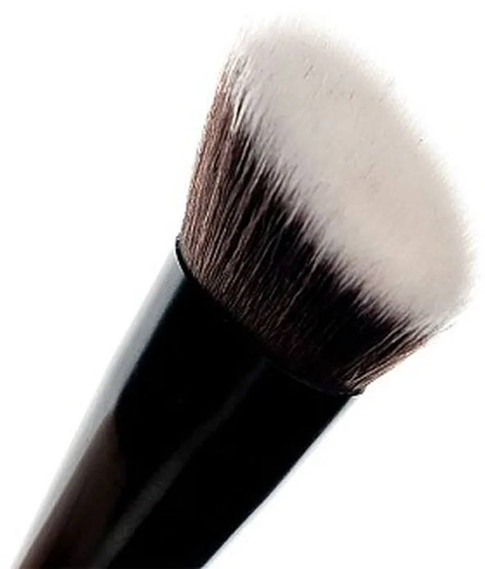 Brushworks Angled Flat Top Foundation Buffing Brush No.9